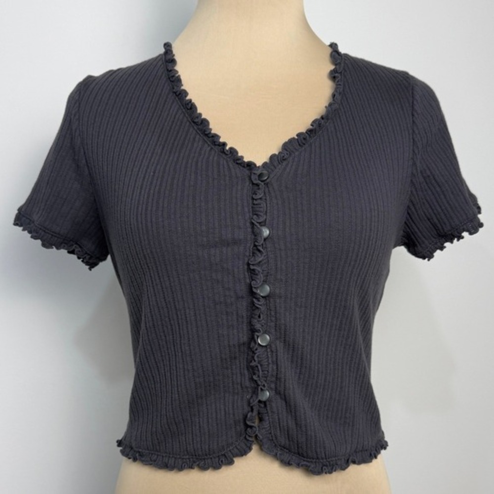 Levi's Ribbed Ruffle Baby Tee Womens‎ M Dark Gray Cropped Short Sleeve Button Up